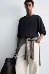 Jersey de cáñamo color negro, de corte regular fit, cuello redondo y manga larga. Los acabados son en rib.