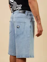 Bermuda de jean con corte comfort fit, color azul claro lavado, con cierre de botón y bolsillos laterales.