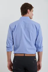 Camisa de vestir blanca, de corte clásico, con cuello italiano y mangas largas.