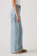 Pantalón de jean estilo carpenter con corte baggy y pierna ancha. Presenta tiro alto, bolsillos laterales y traseros, y costuras reforzadas características del diseño utilitario.
