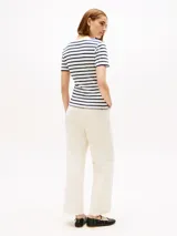 Remera de manga corta ajustada al cuerpo, con cuello en V y estampado de rayas horizontales blancas y azul marino. Presenta un pequeño logo bordado en el pecho.