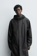 Parka de tejido con acabado engomado, diseño de corte recto y largo medio. Presenta cuello subido con capucha ajustable, cierre frontal con cremallera oculta bajo solapa con botones a presión, mangas largas y bolsillos laterales de vivo.