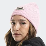 Gorro tipo beanie tejido en punto acanalado, con parche ovalado bordado en la parte frontal que incluye el logo de la marca.