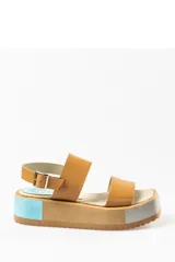 Sandalias de cuero color caramelo con plataforma de goma color beige, celeste y gris.