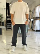 Remera oversize de tejido waffle color beige, con cuello redondo y mangas cortas.