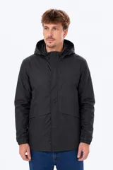Campera negra con capucha ajustable, cierre frontal oculto y puños elásticos.