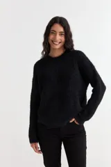 Sweater de punto con textura suave y acabado brillante, de cuello redondo y manga larga.