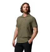 Camisa de manga corta Columbia color verde militar, de corte clásico con cuello camisero, cierre frontal de botones y dos bolsillos en el pecho con solapa y cierre de velcro.