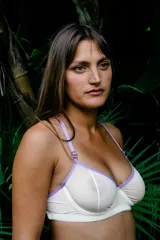 Sustén de mesh marfil con detalles y tirantes en color lila, con aro y espalda completamente regulable.