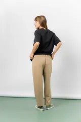Pantalón jogger de calce relajado color bordó intenso, con cintura elastizada y lazo regulable. Cuenta con bolsillos laterales con cierre invisible y silueta recta levemente afinada.