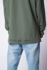 Buzo canguro blanco con capucha forrada en beige y bolsillo tipo parche color beige. Estampa con logo en el pecho.