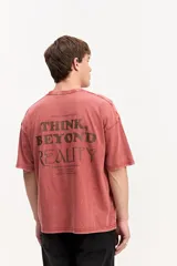 Remera oversize de algodón color rojo con efecto acid wash y estampa tipográfica en la espalda.