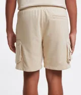 Bermuda cargo masculina de algodón con forro de fleece, cintura con lazo ajustable y bolsillos tácticos laterales.