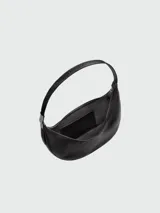 Bolso de hombro tipo hobo de la línea Roseau Essential de Longchamp, confeccionado en cuero vacuno con textura granulada. Presenta una silueta curva, cierre superior con cremallera y el distintivo cierre de bambú metálico de la marca en el lateral.