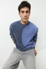 Sweater de punto con diseño geométrico en tres tonos de azul y gris, de cuello redondo y manga larga.