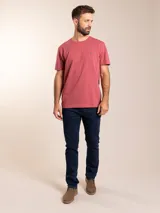 Pantalón de jean azul oscuro, corte recto y tiro medio.