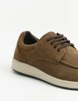 Zapatos tipo casual de Freeway, confeccionados en gamuza color marrón kaki, con cordones al tono y suela de goma en color crema.