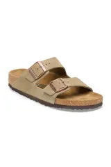 Sandalias Birkenstock Arizona color taupe, con doble tira ajustable con hebillas cobrizas y plantilla anatómica de corcho y látex.