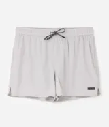 Bermuda deportiva de running para hombre en microfibra color beige, con cintura elástica, cordón ajustable y bolsillos laterales.