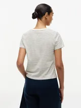 Remera Tommy Hilfiger de mezcla de lino y algodón, color beige con finas rayas horizontales oscuras, escote en V y mangas cortas.