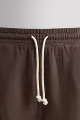 Pantalón jogger relaxed fit de Zara Athleticz confeccionado en tejido de algodón color marrón, con cintura elástica ajustable mediante cordón en contraste, bolsillos laterales y bajo con puño elástico.