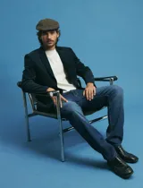 Saco sport de pana con solapas clásicas, cierre frontal de dos botones y bolsillos laterales con tapa.