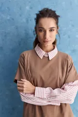 Remera de manga corta color negro, con cuello redondo y calce relajado, confeccionada en tejido suave con elastano.