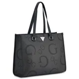 Cartera tipo tote bag Guess modelo Jackie de color negro, confeccionada en material sintético con textura y estampado de monograma con la letra "G". Cuenta con doble asa superior de hombro, herrajes metálicos plateados y placa triangular frontal con el logo de la marca.