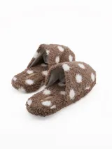 Pantuflas de estar por casa confeccionadas en tejido de peluche suave, color marrón con estampado de lunares blancos. Diseño abierto con plantilla acolchada y marca Lucce.