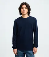 Remera de manga larga para hombre, de corte regular y cuello redondo, confeccionada en tejido texturizado tipo waffle de color azul marino con puños acanalados.