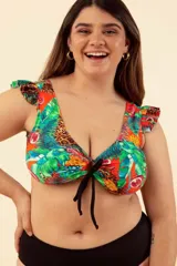 Top de bikini con estampado de hojas y animal print, con volados en los hombros y nudo en el escote.