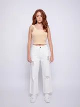 Top amarillo con estampado de cuadros blancos, de breteles anchos y escote recto.