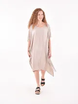 Vestido de tela fluida color marrón medio, con escote en V y mangas cortas tipo kimono. El ruedo es asimétrico con aberturas laterales.