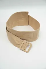 Cinturón ancho de tela color beige, con hebilla cuadrada forrada en el mismo material.