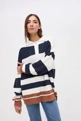 Buzo de punto con diseño de rayas horizontales en tonos bordó, azul marino y mostaza. Presenta cuello tipo polo con cartera de botones, mangas largas y calce holgado.