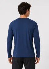 Remera de protección UV de manga larga con diseño de mangas raglán, color negro y corte ajustado.