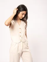 Chaleco negro de lino con botones frontales y forro interno.