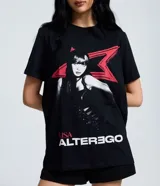 Remera de algodón color negro con estampa frontal de la cantante Lisa y el logo del álbum Alterego en colores rojo y blanco. Presenta cuello redondo y mangas cortas.