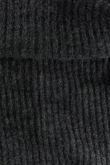 Vestido corto de punto acanalado, color gris oscuro, con diseño de hombros descubiertos, escote con doblez, mangas largas y falda con vuelo.
