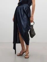 Falda midi azul marino de acetato, corte tubo, con frunces laterales, abertura diagonal y cintura elástica.