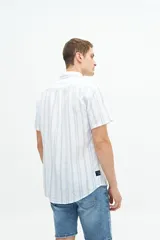 Camisa de manga corta confeccionada en lino y algodón, con fit regular y logo bordado. Color beige con rayas verticales blancas.