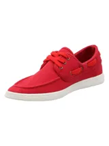 Zapatilla estilo náutico confeccionada en lona de algodón color rojo, con cordones al tono y suela de goma blanca.