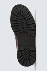 Bota tipo Chelsea de cuero color marrón oscuro, con paneles elásticos laterales, tirador trasero y suela track con volumen.