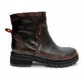 Bota de caña media confeccionada en cuero con acabado desgastado en tonos marrones. Presenta una suela track robusta de color negro y una pequeña presilla en la parte trasera.