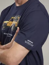 Remera de algodón color lila con estampa de un Land Rover Defender amarillo y el logo de la marca Benson & Thomas.