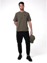Remera de manga corta y cuello redondo, color verde oliva. Presenta el logo de la marca estampado en pequeño en el lado izquierdo del pecho y una etiqueta envolvente en el dobladillo.