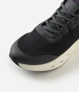 Championes de hombre Renner de tejido knit en color gris oscuro, con suela robusta de color blanco marfil que presenta recortes laterales y cordones tono sobre tono.
