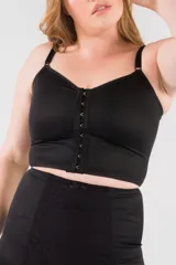 Top negro para post-operatorio de mamas confeccionado en tela de faja de alta contención, con broches delanteros reforzados y breteles elásticos regulables.