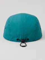 Gorro tipo five panel color arena con logo de la marca Rusty bordado en negro en el frente.