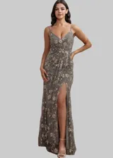 Vestido largo de fiesta color gris con escote en V, tirantes finos y tajo lateral. Presenta un diseño bordado con lentejuelas y brillos en toda la prenda.